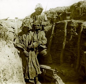 Fotografie - Stereoskopische Glasplatte über den Ersten Weltkrieg: Soldat mit Schutzanzug gegen Gasangriffe. Private Sammlung von Anonymous Anonymous