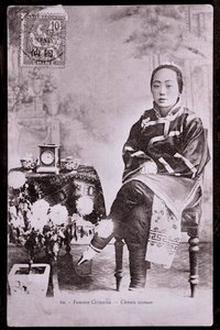 Porträt einer chinesischen Frau in traditioneller Kleidung mit gebundenen Füßen - Fotografie aus dem frühen 20. Jahrhundert - Privatbesitz von Anonymous Anonymous