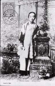 Porträt einer jungen Chinesin in traditioneller Tracht