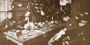 In der Hütte während des Mittwinters, die Männer nähen Pelze für Kleidung, die im Frühling beim Schlittenfahren verwendet werden soll, veröffentlicht in London 1907 von Anthony Fiala
