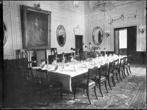 Innenraum der britischen Botschaft, Teheran, 1880-1930 von Antoin Sevruguin