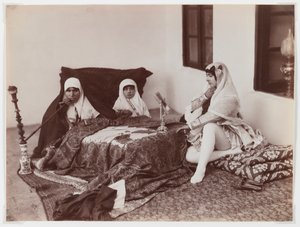 Damen ruhen sich im Harem aus