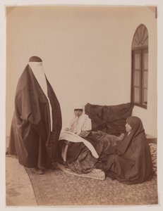 Zwei verschleierte Frauen und ein Kind von Antoin Sevruguin