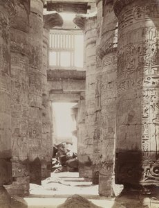 Hypostylhalle im Tempel von Karnak, Blick auf die Hypostylhalle von Antonio Beato