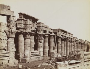 Philae, Blick von Südosten auf die Westkolonnade am Tempel der Isis