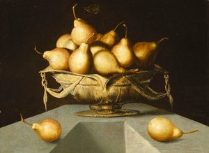 Birnen in einer Schale auf einem steinernen Sockel