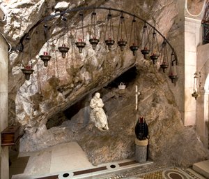 Ansicht der Höhle des Heiligen Benedikt mit Statue des Heiligen, geschaffen von Antonio Raggi. Kloster des Heiligen Benedikt (Sacro Speco), Subiaco (Rom), Italien