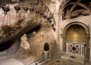 Ansicht der Höhle des Heiligen Benedikt mit Statue des Heiligen von Antonio Raggi (oder Antonio Lombardo) (1657 Kloster des Heiligen Benedikt, Subiaco, Rom, Italien)