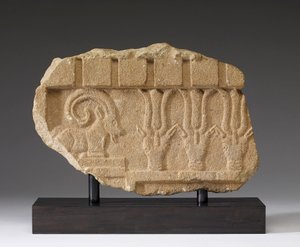 Fragment eines Frieses mit einem Steinbock und Oryxen, 5.-4. Jahrhundert v. Chr. (Kalkstein)