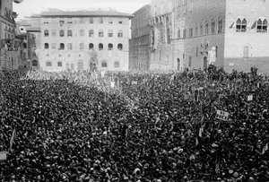 Menschenmenge auf der Piazza Signoria anlässlich des Besuchs von Hitler und Mussolini in Florenz, 05/1938 von Armando Bruni