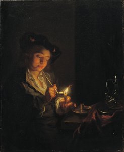 Ein von Kerzen beleuchtetes Interieur mit einem jungen Mann, der an einem Tisch sitzt und seine Pfeife anzündet