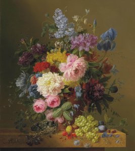 Flieder, Pfingstrosen, Tulpen, Rosen, Iris und andere Blumen mit Früchten und einem Vogelnest auf einem Marmorsims