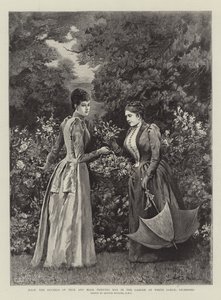 HRH die Herzogin von Teck und HSH Prinzessin May im Garten der White Lodge, Richmond