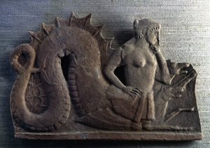 Das fabelhafte Monster Skylla, das zusammen mit Charybdis die Straße von Messina bewachte. Musée du Louvre, Paris.