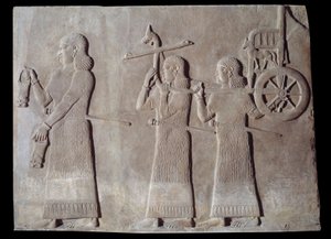 Hof des Palastes des assyrischen Königs Sargon II (721 - 705 v. Chr.) Diener tragen die Situlen und den Streitwagen des Königs. Paris, Louvre Museum von Assyrian