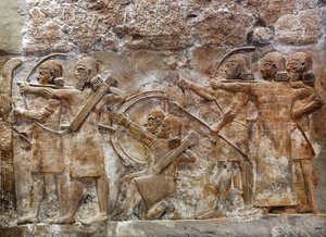 Assyrische Armee-Bogenschützen erobern eine befestigte Stadt, Relief aus Nimrud, ca. 865 v. Chr. von Assyrian