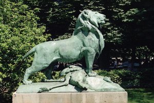 Nubischer Löwe und seine Beute, 1870 (Bronze)