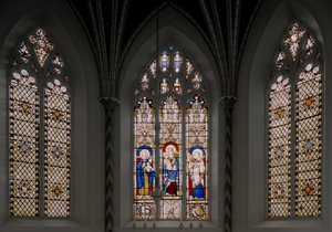 Apsisfenster mit St. Johannes der Täufer, Jungfrau und Kind und St. Johannes der Evangelist