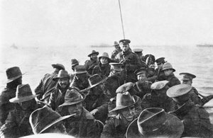 Blick nach achtern auf ein Rettungsboot mit unbekannten Männern der australischen 1. Divisional Signal Company, die um 6 Uhr morgens am Tag der Landung nach Anzac Cove geschleppt werden, 25. April 1915 (Schwarz-Weiß-Foto)