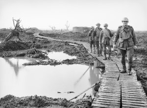Vier australische Soldaten gehen den Duckboard-Weg in Tokio, in der Nähe von Zonnebeke, im Ypres-Sektor entlang, über einen Teil des Landes, das von den Australiern in den Kämpfen der Dritten Schlacht erobert wurde