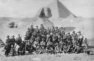 Informelles Gruppenporträt einer australischen Infanteriesignalschule vor der Sphinx und der Pyramide. Signalgeräte im Vordergrund, ca. 1915