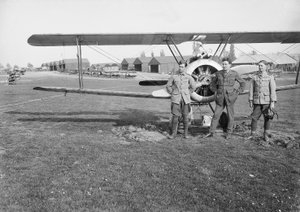 Leutnants Jack Henry Weingarth (links), Roy George Smallwood (Mitte) und Vincent George Sheppard von Nr. 4 Staffel, Australisches Fliegerkorps, vor einem der Sopwith Camel Flugzeuge der Staffel