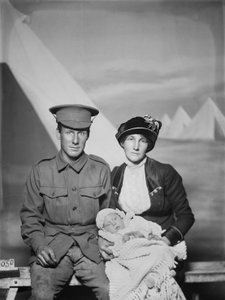 Studio-Porträt von 1159 Private (Pte) George Beamish Swanton, australisches 24. Bataillon, aus Werribee, Victoria, mit seiner Frau Nellie und dem kleinen Baby Joan Helen, ca. Mai 1915