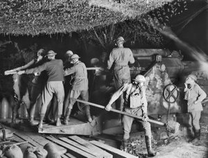 Die 2. Australische Belagerungsbatterie (55. Australische Belagerungsartilleriebatterie) arbeitet während eines Angriffs in Voormezeele mit Gasmasken an einer 9,2-Zoll-Haubitze, 15. September 1917 von Australian Photographer