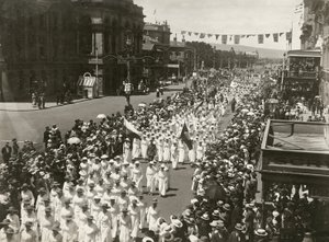 Frauen halten einen Friedensmarsch auf der King William Street, Adelaide, South Australia, November 1918 von Australian Photographer