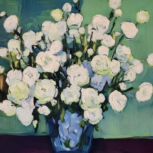 Weiße Blüten in blauer Vase