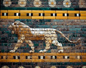 Ansicht des Prozessionsweges von Babylon in emaillierten Fliesen: Löwe im Gehen, heiliges Tier der Ishtar, babylonische Göttin des Krieges und der Liebe. Aus Babylon (Irak) zur Zeit von König Nebukadnezar II. 580 v. Chr. Pergamonmuseum, Berlin
