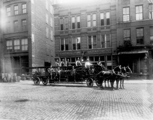 Chicago Fire Department Engine House No. 40, Chicago, Illinois, USA, ca. 1905 (s/w Foto) von Barnes and Crosby