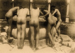 Studie von fünf Jungen, die in einen Brunnen schauen, Sizilien, ca. 1900 von Baron Wilhelm von Gloeden