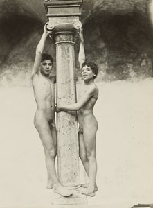 [Zwei Jungen, die sich an einer Säule festhalten] von Baron Wilhelm von Gloeden