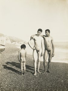 [Zwei Jugendliche und ein Junge am Strand] von Baron Wilhelm von Gloeden