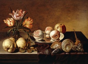 Ein Silbertablett mit Pfirsichen, eine Vase mit Papageientulpen, Birnen und Muscheln auf einem teilweise drapierten Tisch