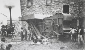 Dampfdreschmaschine, Mons, 1883 von Belgian Photographer