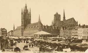 Der Große Platz am Markttag, Ypern, Belgien von Belgian Photographer