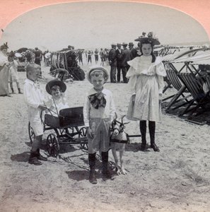 USA, Atlantic City: Kinder spielen am Strand von Atlantic City
