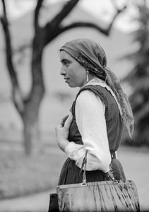 Landfrau in traditioneller konservativer Kleidung, wahrscheinlich Italien, aber möglicherweise Türkei von Bernard F. Rogers