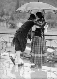 Junges Paar mit Regenschirm, Italien