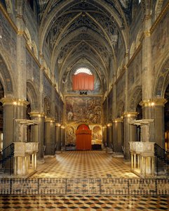 Ansicht des Kirchenschiffs und der Gegenfassade mit Fresken von Pordenone, die Kreuzigung und Absetzung darstellen