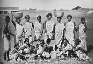 Eine Gruppe von Kol-Mädchen, 1902
