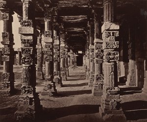 Innenansicht der Kolonnade der Hindoo-Säulen am Kootub