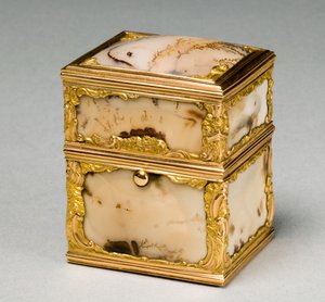 Kasten mit Pflegeutensilien