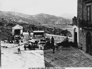 Piana dei Greci. Der Platz mit dem Brunnen. von Brogi Brogi