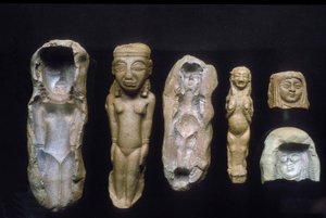 Figuren von Fruchtbarkeitsgöttinnen und die Formen, aus denen sie gegossen wurden, ca. 8.-7. Jahrhundert v. Chr. (Ton)
