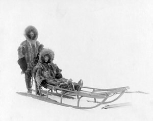 Paar auf Hundeschlitten, Nome, Alaska