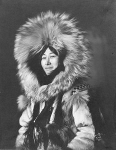 Eskimo-Frau posiert, ca. 1915 von Brothers Lomen