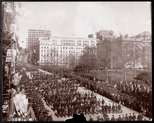Luftaufnahme von Männern, die im Republican Gold Standard Parade auf dem Broadway im City Hall Park, New York, marschieren